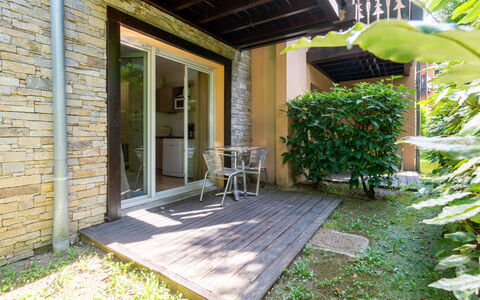 Ax-Les-Thermes 603: Dør, Skygge, Veranda, Home Dør, Have, Backyard, Bejdse, Hårdttræ, Landscaping, Gård