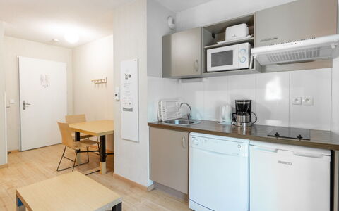 Ax-Les-Thermes 603: Møbel, Indretning, Gulvbelægning, Etage, Værelse, Håndvask, Skrivebord, Køkken, Countertop, Bord
