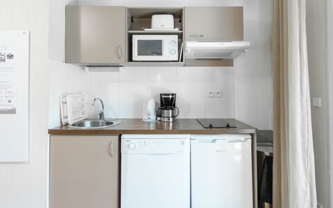 Ax-Les-Thermes 603: Møbel, Indretning, Større Bandage, Værelse, Håndvask, Køkken, Køkken Apparat, Etage, Husholdningsapparat, Cabinetry