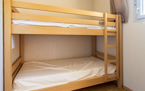 Ax-Les-Thermes 645: Træ, Køjeseng, Gulvbelægning, Etage, Seng, Soveværelse, Bed Frame, Værelse, Hostel, Sengetøj