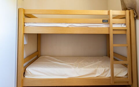 Ax-Les-Thermes 645: Træ, Etage, Soveværelse, Gulvbelægning, Seng, Køjeseng, Sengetøj, Bejdse, Bed Frame, Sengetøj