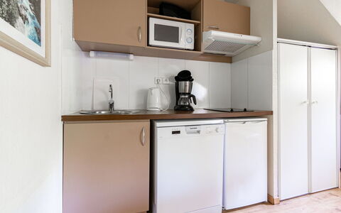 Ax-Les-Thermes 645: Møbel, Indretning, Træ, Gulvbelægning, Etage, Værelse, Cabinetry, Køkken, Større Bandage, Loft