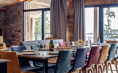 La Rosière 620: Møbel, Indretning, Træ, Stol, Bord, Gulvbelægning, Textile, Spisestue, Etage, Køkken & Spisebord