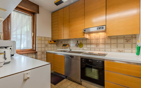 Locanda dei Nonni: Køkken, Countertop, Køkken Apparat, Større Bandage, Gulvbelægning, Træ, Cabinetry, Køkkenvask, Indretning, Etage