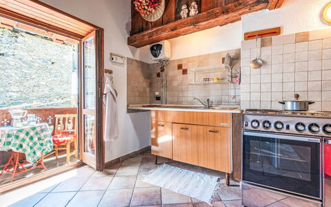 Les Combes 6: Træ, Hjem, Dør, Sommerhus, Køkken, Bejdse, Hårdttræ, Countertop, Bjælkehytte, Flise