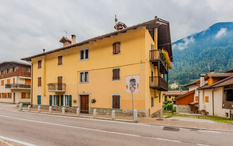 Ca' Alma Dolomia: Bygning, Vindue, Stad, Hus, Boligområde, Facade, Kvarter, Hjem, Menneskelig Bosættelse, Hældning
