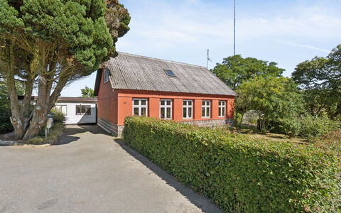 Helge - 10Km from the Sea: Blad, Busk, Hus, Sommerhus, Have, Hæk, Landscaping, Indkørsel, Lawn