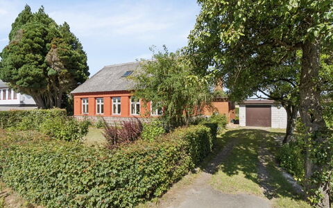 Helge - 10Km from the Sea: Himmel, Græs, Hus, Busk, Boligområde, Hjem, Tag, Sommerhus, Land Lot