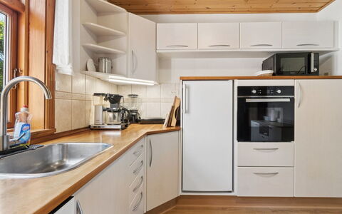 Helge - 10Km from the Sea: Køkken, Køkken Apparat, Countertop, Gulvbelægning, Større Bandage, Cabinetry, Indretning, Træ, Møbel, Etage