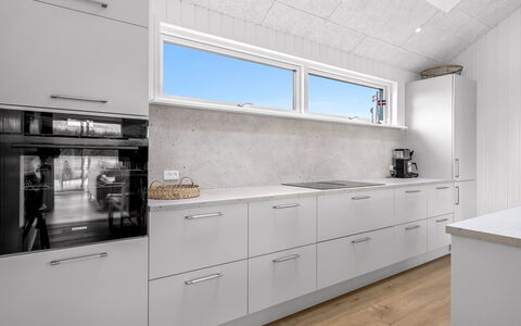 Tayara - 900M from the Sea: Gulvbelægning, Køkken, Countertop, Træ, Etage, Indretning, Cabinetry, Loft, Større Bandage, Køkken Apparat