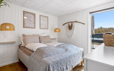 Tayara - 900M from the Sea: Træ, Soveværelse, Gulvbelægning, Sengetøj, Seng, Etage, Indretning, Loft, Sengetøj, Bed Frame