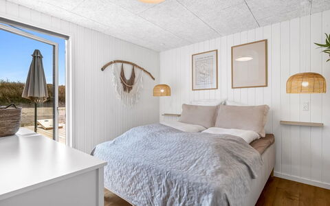 Tayara - 900M from the Sea: Træ, Soveværelse, Loft, Gulvbelægning, Etage, Indretning, Sengetøj, Sengetøj, Seng, Bed Frame