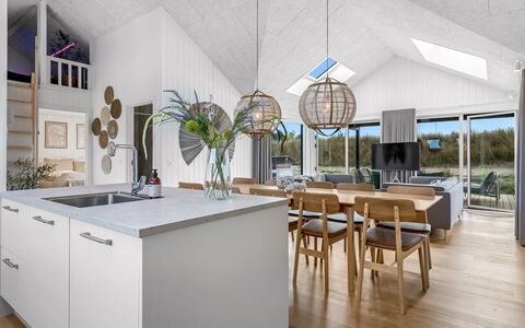 Tayara - 900M from the Sea: Træ, Loft, Gulvbelægning, Indretning, Etage, Lysarmatur, Lysekrone, Køkken, Hjem, Trægulve