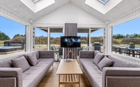 Tayara - 900M from the Sea: Træ, Hjem, Etage, Couch, Loft, Stue, Hårdttræ, Trægulve, Bejdse