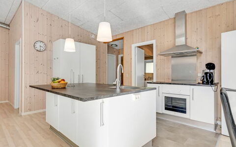 Nakke - 900M from the Sea: Træ, Gulvbelægning, Køkken, Loft, Etage, Indretning, Countertop, Trægulve, Hjem, Værelse