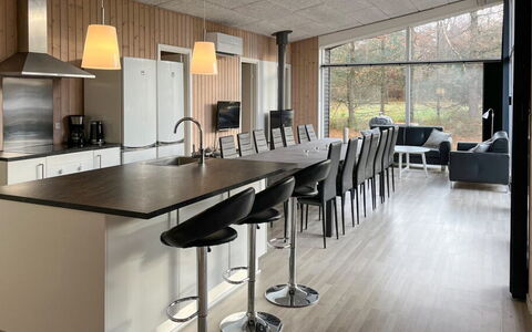 Nakke - 900M from the Sea: Møbel, Indretning, Køkken, Gulvbelægning, Countertop, Træ, Stol, Lysarmatur, Etage, Loft