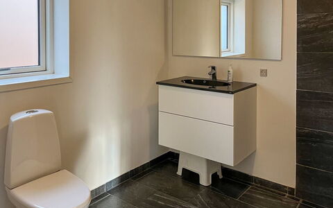 Nakke - 900M from the Sea: Toiletbræt, Badeværelse, Gulvbelægning, Toilet, Etage, Sanitærarmatur, Indretning, Badeværelsesvask, Håndvask, Badeværelsesskab