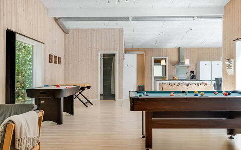 Nakke - 900M from the Sea: Træ, Tag, Sommerhus, Bjælkehytte, Estate, Bjælke, Tømmer, Veranda, Design, Hårdttræ