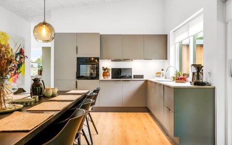 Constance - 900M from the Sea: Møbel, Indretning, Køkken, Countertop, Gulvbelægning, Køkken Apparat, Cabinetry, Træ, Etage, Loft