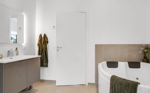 Constance - 900M from the Sea: Gulvbelægning, Etage, Væg, Indretning, Sanitærarmatur, Hjem, Badeværelse, Loft, Værelse, Tap