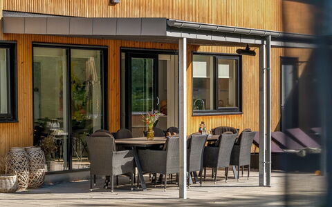 Constance - 900M from the Sea: Træ, Veranda, Dør, Hjem, Bejdse, Skygge, Hårdttræ, Sidespor, Sommerhus, Udendørs Struktur
