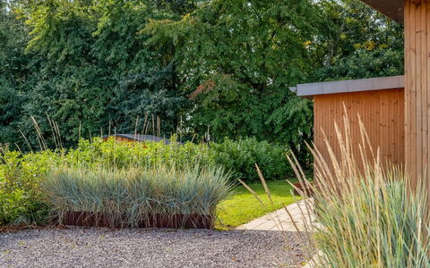 Constance - 900M from the Sea: Græs, Busk, Have, Plantesamfund, Bunddække, Landscaping, Backyard, Urteagtig Plante, Lawn