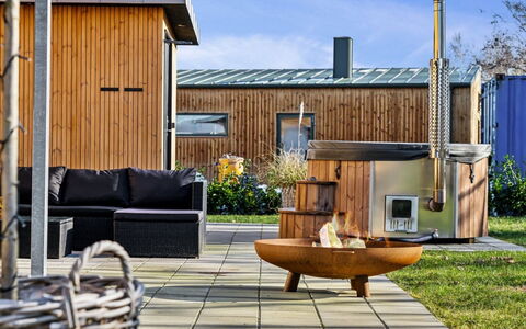 Constance - 900M from the Sea: Træ, Bejdse, Hårdttræ, Stol, Udendørs Møbler, Skygge, Dæk, Udendørs Struktur, Gårdhave, Backyard