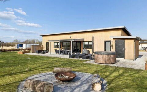 Constance - 900M from the Sea: Himmel, Hjem, Estate, Skygge, Stuehus, Sidespor, Villa
