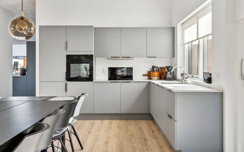 Constance - 900M from the Sea: Køkken, Køkken Apparat, Countertop, Møbel, Cabinetry, Indretning, Gulvbelægning, Større Bandage, Træ, Etage