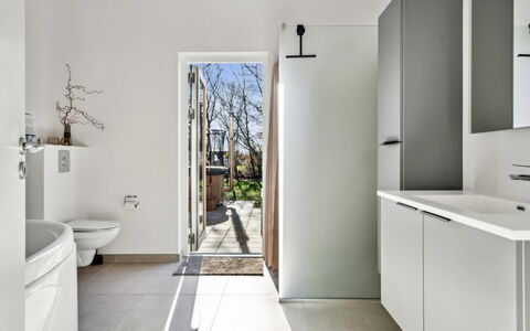 Constance - 900M from the Sea: Gulvbelægning, Etage, Sanitærarmatur, Hjem, Kompositmateriale, Tap, Flise, Vvs, Håndvask