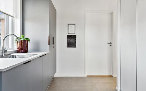 Constance - 900M from the Sea: Gulvbelægning, Træ, Etage, Indretning, Loft, Dør, Cabinetry, Værelse, Lejlighed, Trægulve