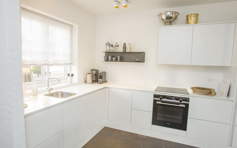 Ehlin - 900M from the Sea: Køkken, Indretning, Gulvbelægning, Countertop, Cabinetry, Træ, Køkken Apparat, Møbel, Etage, Loft