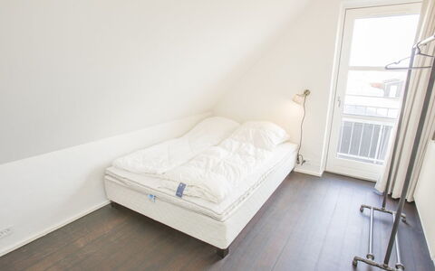 Ehlin - 900M from the Sea: Gulvbelægning, Etage, Træ, Trægulve, Soveværelse, Seng, Bed Frame, Hårdttræ, Sengetøj, Sengetøj