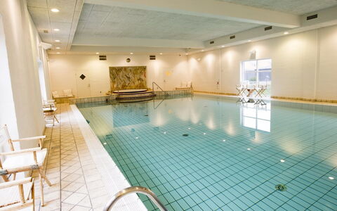 Ehlin - 900M from the Sea: Udvej, Svømmepøl, Hotel