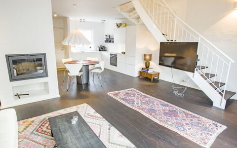 Ehlin - 900M from the Sea: Gulvbelægning, Indretning, Etage, Møbel, Træ, Loft, Trægulve, Stue, Værelse, Couch