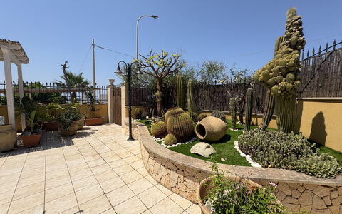 Villa Magda: Blomsterkrukke, Have, Landscaping, Flise, Stueplante, Gårdsplads, Gård, Skygge, Walkway