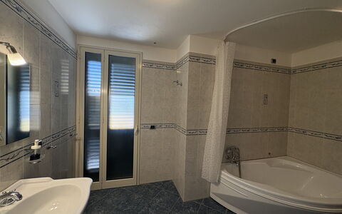 Villa Magda: Gulvbelægning, Etage, Indretning, Sanitærarmatur, Værelse, Loft, Vvs, Badeværelse, Tap, Lejlighed