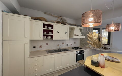 Villa Magda: Møbel, Indretning, Køkken, Countertop, Gulvbelægning, Lysarmatur, Træ, Loft, Cabinetry, Etage