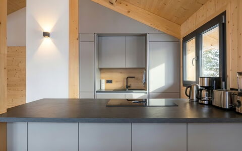 02 Nth031 Sup Chalet mit Sauna und Hot Tub 2 Etage: Køkken, Loft, Countertop, Indretning, Cabinetry, Køkkenvask, Lysarmatur, Køkken Apparat, Sanitærarmatur, Husholdningsapparat
