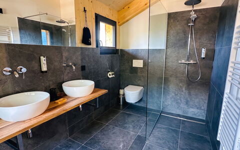 02 Nth051 18B Sup Chalet mit Sauna und Hot Tub 2 e: Gulvbelægning, Sanitærarmatur, Etage, Badeværelse, Indretning, Badeværelsesvask, Håndvask, Vvs, Tap, Flise