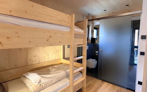 02 Nth051 18B Sup Chalet mit Sauna und Hot Tub 2 e: Træ, Gulvbelægning, Møbel, Indretning, Etage, Soveværelse, Loft, Seng, Hårdttræ, Bejdse