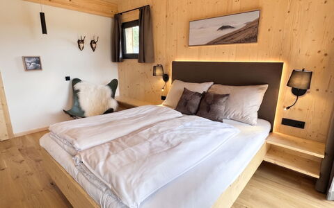 02 Nth051 18B Sup Chalet mit Sauna und Hot Tub 2 e: Soveværelse, Seng, Bed Frame, Sengetøj, Sommerhus, Sengetøj, Hårdttræ, Bejdse, Suite, Bjælkehytte
