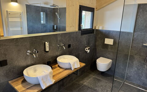 02 Nth051 18B Sup Chalet mit Sauna und Hot Tub 2 e: Gulvbelægning, Sanitærarmatur, Indretning, Træ, Etage, Badeværelsesvask, Håndvask, Badeværelse, Tap, Vvs