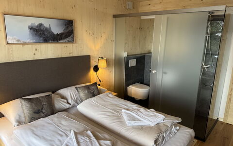 02 Nth051 18B Sup Chalet mit Sauna und Hot Tub 2 e: Soveværelse, Seng, Sengetøj, Indretning, Bed Frame, Sengetøj, Møbel, Etage, Gulvbelægning, Værelse