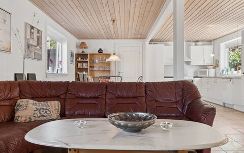 Tanja - 1.5Km from the Sea: Møbel, Gulvbelægning, Indretning, Væg, Træ, Etage, Loft, Couch, Hjem, Stue