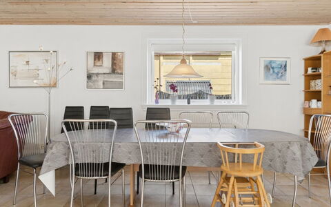 Tanja - 1.5Km from the Sea: Møbel, Gulvbelægning, Indretning, Træ, Etage, Loft, Stol, Bord, Køkken & Spisebord, Spisestue