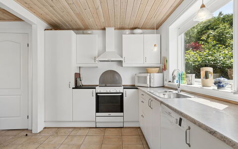 Tanja - 1.5Km from the Sea: Køkken, Countertop, Gulvbelægning, Indretning, Væg, Køkken Apparat, Træ, Loft, Større Bandage, Cabinetry