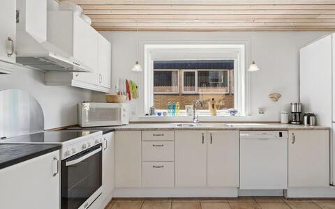 Tanja - 1.5Km from the Sea: Køkken, Køkken Apparat, Countertop, Større Bandage, Indretning, Gulvbelægning, Træ, Cabinetry, Møbel, Loft