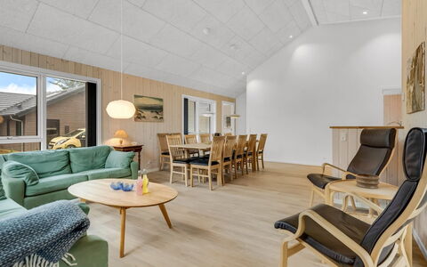 Ylermi - 600M from the Sea: Gulvbelægning, Indretning, Etage, Træ, Trægulve, Loft, Møbel, Stue, Laminat Gulv, Couch