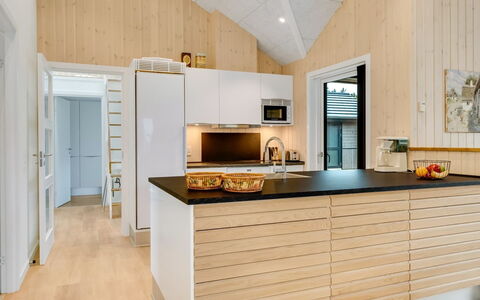 Ylermi - 600M from the Sea: Træ, Gulvbelægning, Indretning, Køkken, Trægulve, Loft, Etage, Countertop, Møbel, Cabinetry